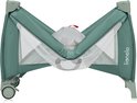 Opvouwbaar groen campingbedje met netstof zijkanten.