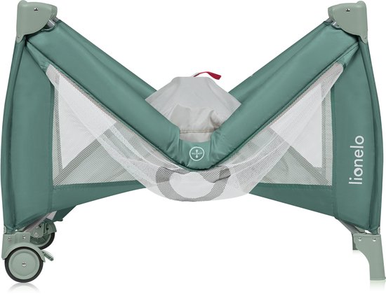 Opvouwbaar groen campingbedje met netstof zijkanten.