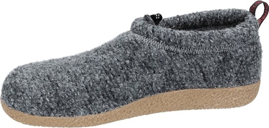 Grijze pantoffel van wol met een beige zool. Het 'GIESSWEIN'-logo is zichtbaar op een klein label.
