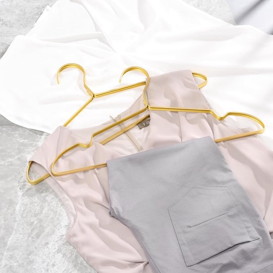 Amber Home 44,5 cm Premium witte houten kleerhangers 10 stuks, houten kleerhanger met antislip broekenstang en gladde inkepingen, stevige pak hangers rek voor jas jurk blouse shirt broek, gouden haak