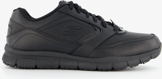 Zwarte veterschoen met S-logo op de zijkant en geribbelde zool.