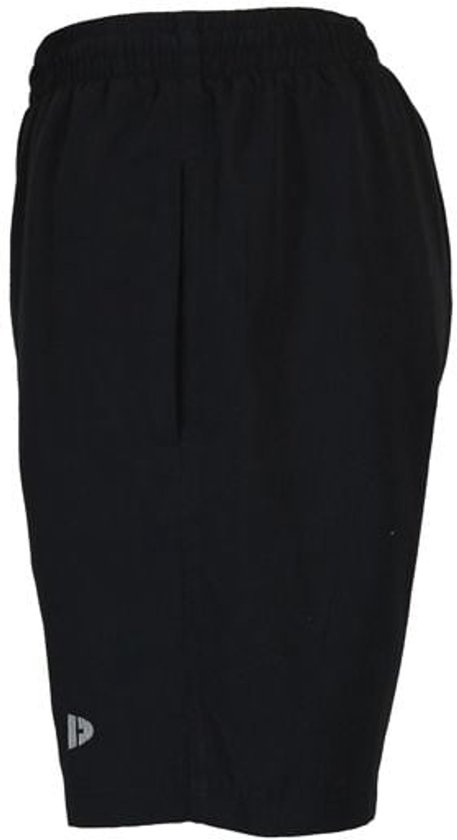 Zwarte sportshort van de zijkant met elastische tailleband, een zijzak en logo op de linker broekspijp.