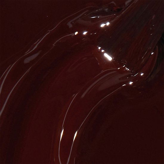 Close-up van de glanzende, diepe bordeauxrode OPI nagellak.