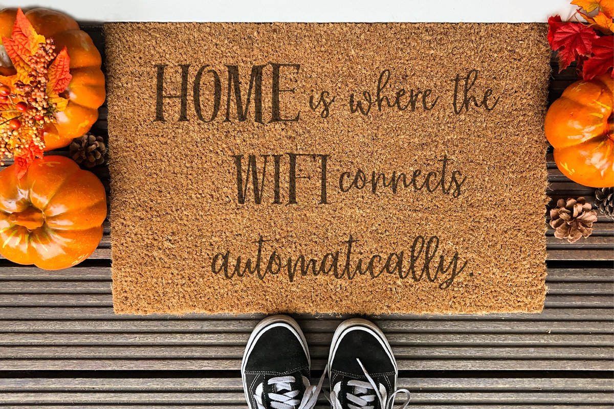 Laser Point Home Is Where Wifi Connects Automatically | 60x40 cm | Nieuwe huis cadeau | Ingangsmat | Deurmat met stijl | Verhuizing cadeau | Praktisch & trendy | Perfect voor binnenkomst | Cadeau voor nieuwe woning Bruin | Zwart (Gravering 60x40)