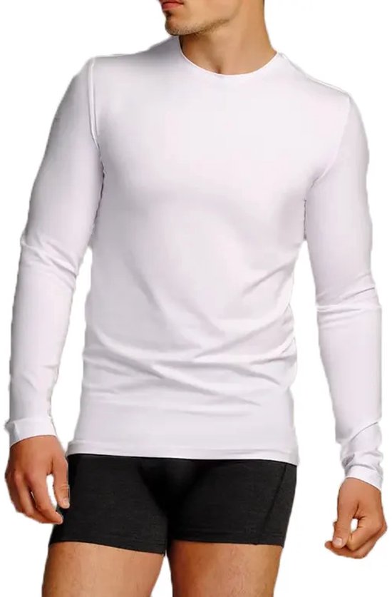 Man met langarmig, aansluitend wit bamboe shirt en zwarte boxershorts.