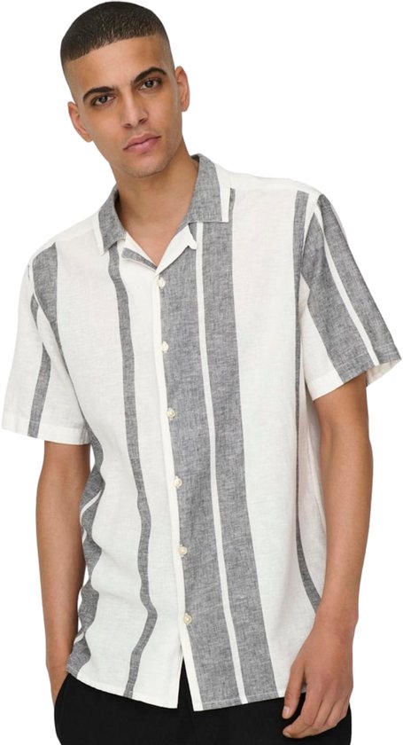 Man in wit hemd met verticale grijs-witte strepen, zwarte broek.