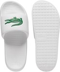 Boven- en onderkant van een witte Lacoste slipper met groene krokodil en 'Lacoste' tekst.