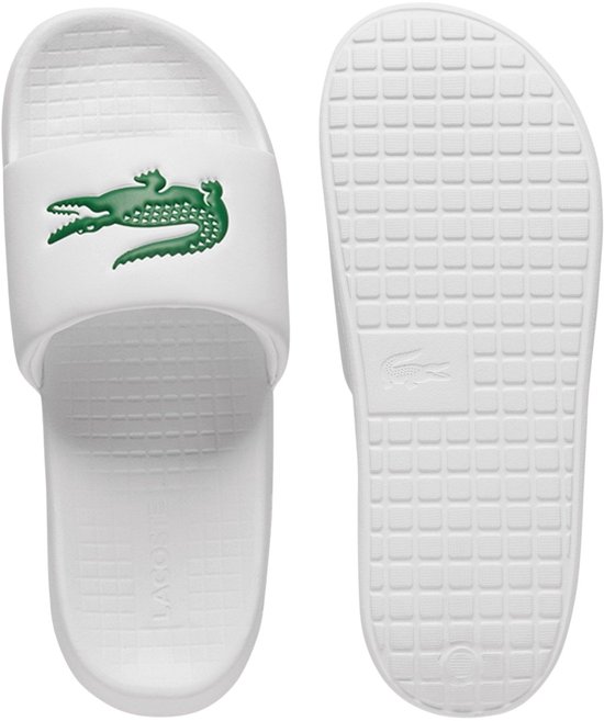 Boven- en onderkant van een witte Lacoste slipper met groene krokodil en 'Lacoste' tekst.