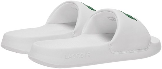 Wit Lacoste badslippers met groene krokodil logo.