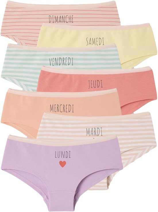 Set van 7 meisjes shortjes met elk een dag van de week erop.