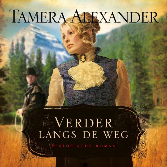 Een vrouw met blond haar, in een blauw-groen jacquet met witte ruches, staat op een veld. Op de achtergrond een cowboy.