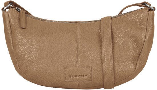 Lichtbruine Burkely crossbody tas van soepel leer met een halvemaanvorm en zichtbare naden.