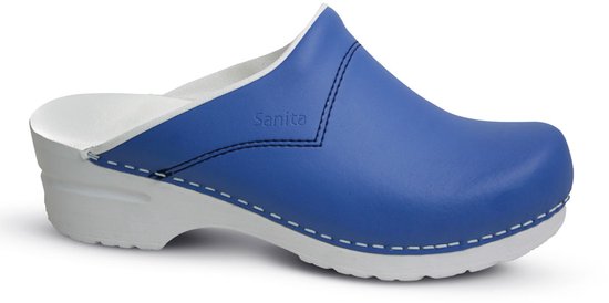 Blauwe Sanita klomp met witte zool en witte stiksels op de zijkant.
