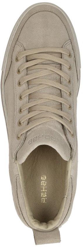 Crème suède lage sneakers, bovenaanzicht, met beige veters.