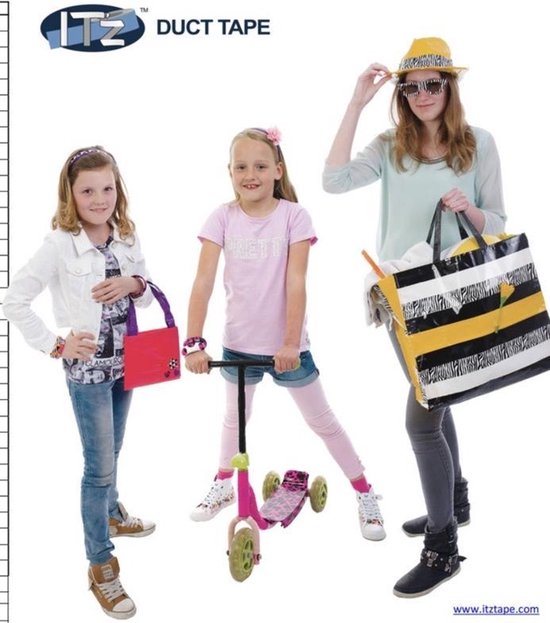 Drie meisjes met tassen en een step. De middelste meisje rijdt op een roze step. De linker en rechter meisjes dragen tassen.