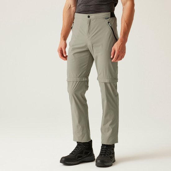 Man in kaki afritsbare broek en zwart shirt, van voren gezien.