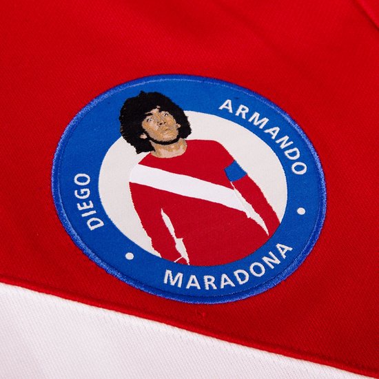Ronde badge met portret van Diego Maradona in tenue, met 'DIEGO ARMANDO MARADONA'.