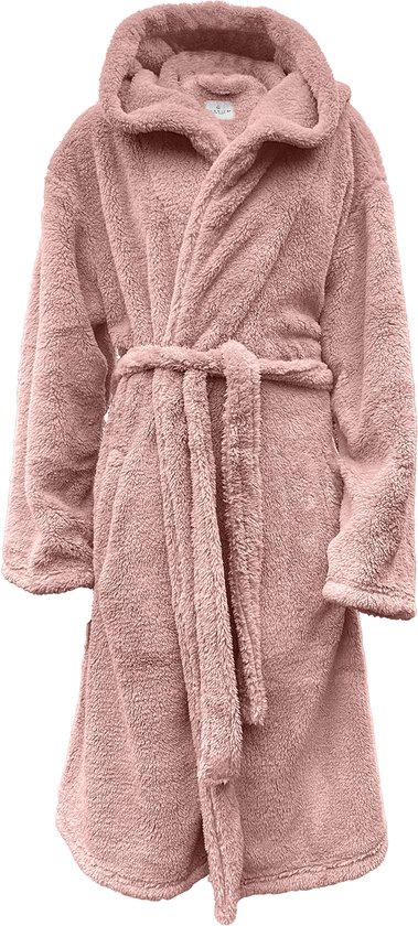 Peignoir rose en polaire teddy avec capuche, noué par une ceinture.