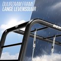 Zwart frame met klimtouwen en ladder, onder een zonnige hemel en regenachtige hemel.