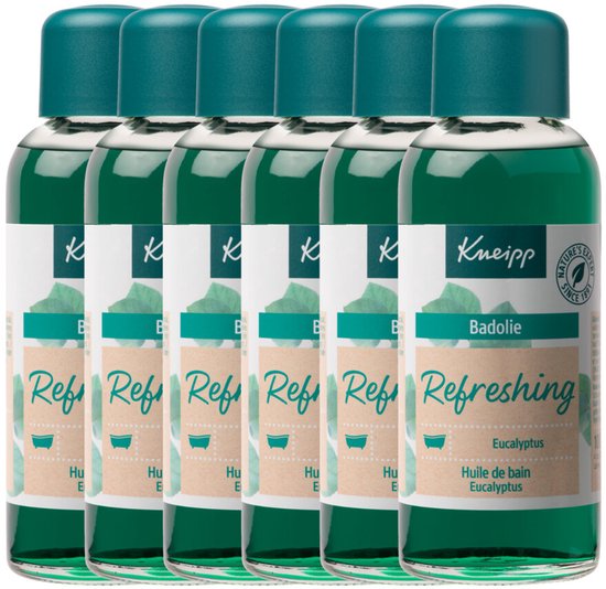 Rij van zes flesjes Kneipp Badolie Refreshing Eucalyptus met groene doppen, elk met een label waarop eucalyptusbladeren staan.
