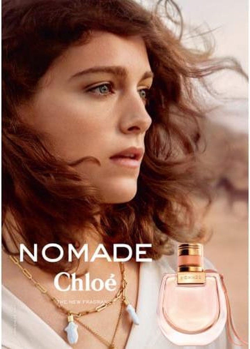 Chloe Nomade Eau de Parfum damesparfum in een glazen fles met gouden dop en een bruin lint.