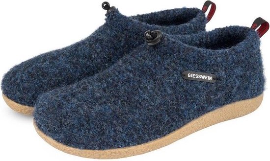 Paar donkerblauwe wollen pantoffels met gevlochten zolen, trekkoorden en rode lussen op de hiel. Giesswein logo op de zijkant.