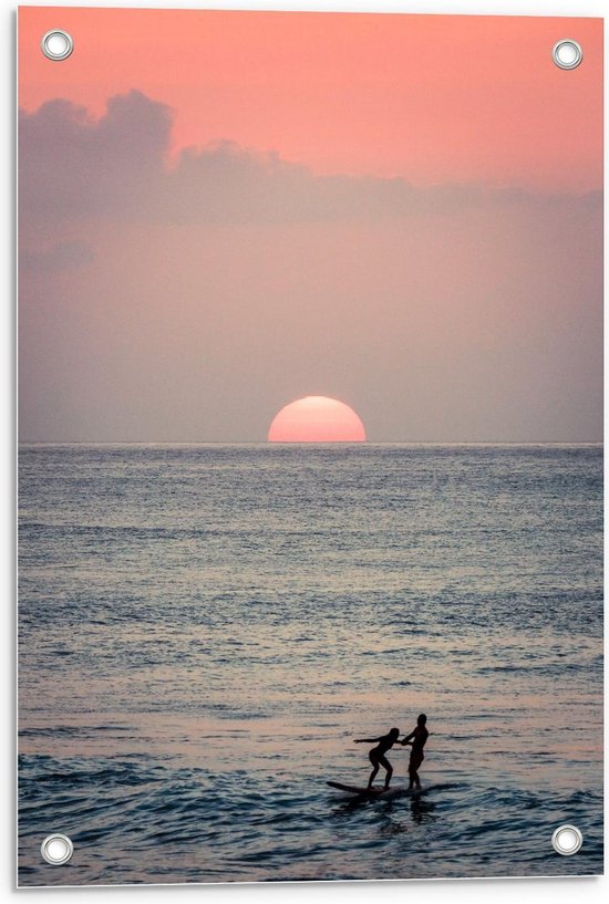 Tuinposter – Surfende Mensen op de Zee Tijdens een Mooie Zonsondergang - 40x60cm Foto op Tuinposter  (wanddecoratie voor buiten en binnen)