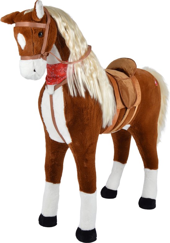 Bruin pluche paard met zadel, blonde manen, witte snuit en rode bandana.