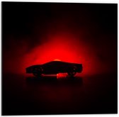 Dibond - Silhouet van Sportauto bij Rood Licht - 50x50cm Foto op Aluminium (Met Ophangsysteem)
