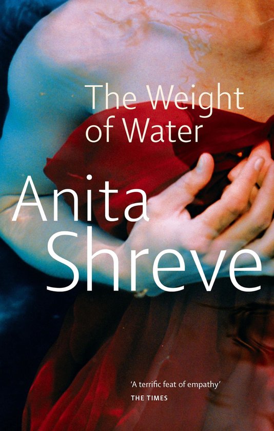 Boek 'The Weight of Water' van Anita Shreve, met een rode doek en handen onder water.
