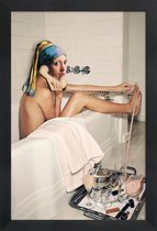 JUNIQE - Poster in houten lijst Girl with Pearl Earring Bath time