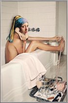 JUNIQE - Poster met kunststof lijst Girl with Pearl Earring Bath time