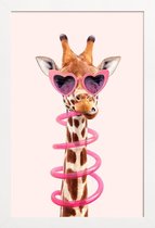 JUNIQE - Poster met houten lijst Thirsty Giraffe -13x18 /Bruin & Roze