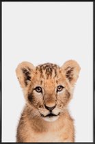 JUNIQE - Poster in kunststof lijst Lion Cub II -60x90 /Bruin