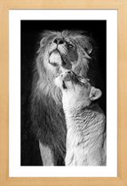 JUNIQE - Poster in houten lijst Verliefde leeuwen - zwart-wit foto