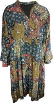 Strokenjurk met fantasie patchwork print - viscose met voering - volant aan mouw - diepe v-hals - maat 44-52