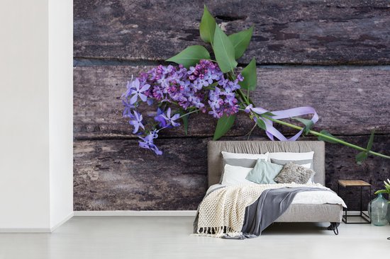 Bouquet de lilas violets sur table en bois papier peint photo 330x220 cm - Tirage photo sur papier peint