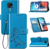 Vierbladige sluiting reliëf gesp Mobiele telefoon bescherming lederen tas met lanyard & kaartsleuf & portemonnee & beugel functie voor Motorola Moto E7 (blauw)