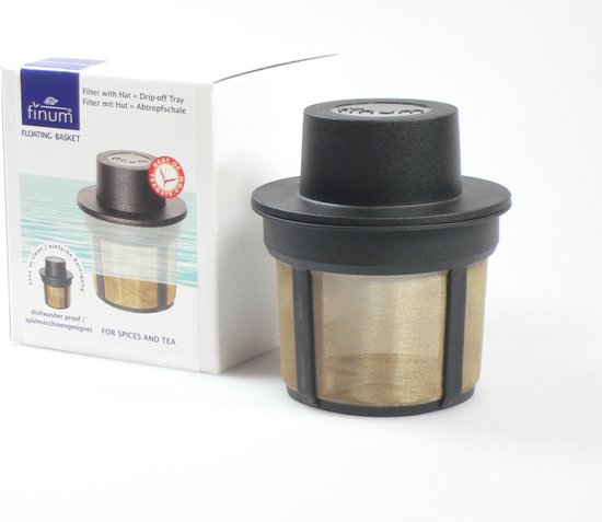 Zwarte theefilter met een gouden gaas en een druppelbakje, naast de verpakking.