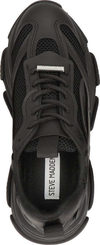 Zwarte Steve Madden sneaker, van bovenaf gezien. Veters, mesh details en dikke zool.