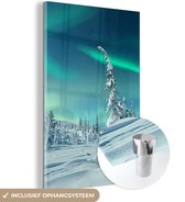 MuchoWow® Glasschilderij 40x60 cm - Schilderij acrylglas - Noorderlicht - Sneeuw - Landschap - Winter - Den - Foto op glas - Schilderijen