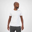 Homme portant un t-shirt de sport blanc Rogelli et un short gris, regardant à droite. Logo Rogelli sur l'épaule.