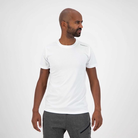 Homme portant un t-shirt de sport blanc Rogelli et un short gris, regardant à droite. Logo Rogelli sur l'épaule.