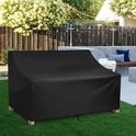 Housse noire pour un banc de jardin deux places sur de l'herbe dans un jardin.