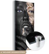 Glasschilderij vrouw - Goud - Zwart - Portret - Luxe - Schilderij glas - Foto op glas - 80x160 cm - Muurdecoratie glas - Woonkamer - Kamerdecoratie - Wanddecoratie - Glasplaat