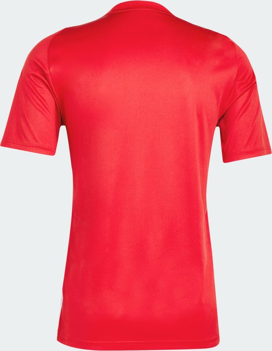 Achterkant van een man in een effen rood adidas sportshirt.