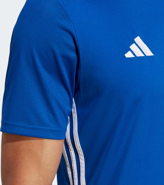 Blauw Tabela 23 voetbalshirt voor heren met witte adidas strepen op de mouw en een wit adidas logo.
