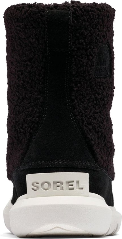 Achterkant van een zwarte Sorel snowboot met teddy-achtige schacht, suède accenten en Sorel logo.