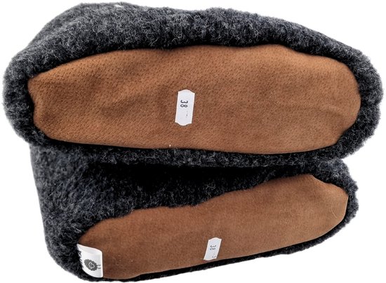 Onderkant van antracietkleurige wollen sloffen met bruine zolen en maatlabel '38'.