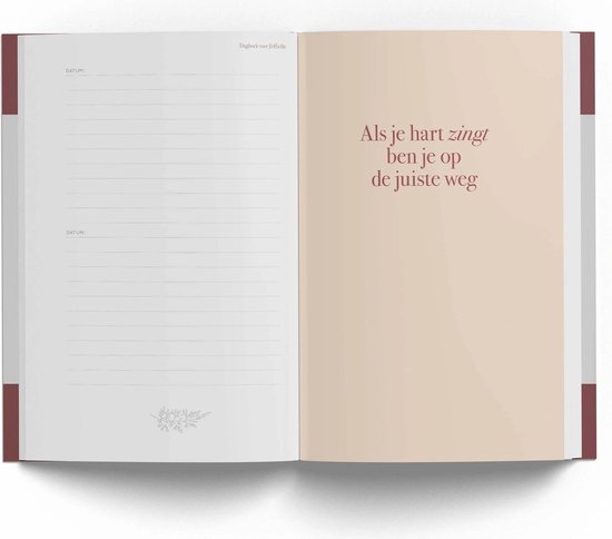 Open dagboek met lijntjes en datumvakken. Rechterpagina heeft een perzikroze kleur met de tekst 'Als je hart zingt ben je op de juiste weg' in bordeauxrood.